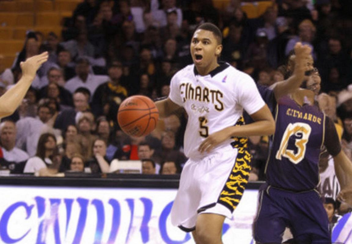 逆转胜利！爱德华兹关键得分引爆进攻狂潮，主场沸腾